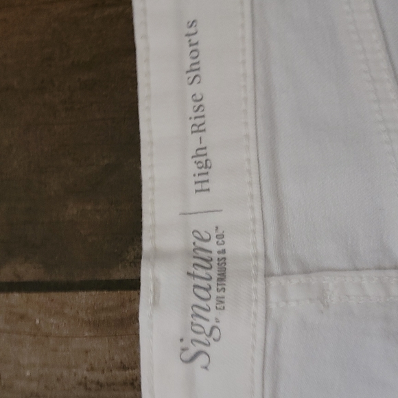 White Levi's Signature High Rise distressed shorts - Picture 2 of 6